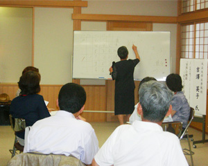 講演中の吉澤先生と参加者